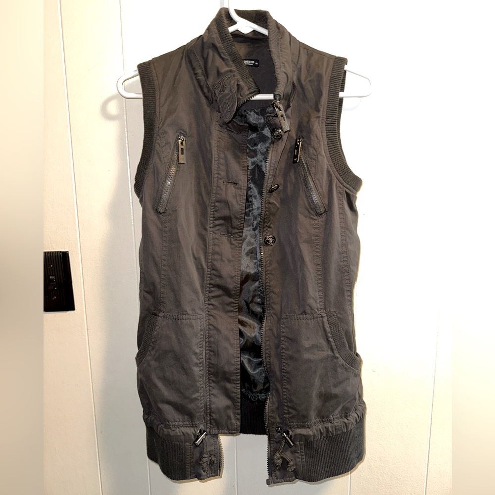 Design Unlimited- dark gray utility zip up vest - size small (90)